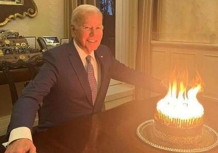 Μπάιντεν: «Άγριο τρολάρισμα» για τα γενέθλιά του – «Παραλίγο να κάψει τον Λευκό Οίκο με τόσα κεριά»